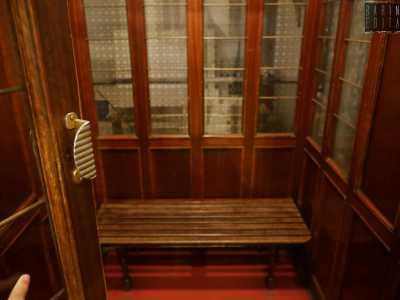 Non � stato invece toccato l�antico ed elegante ascensore in legno scuro dotato di panca